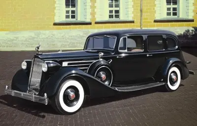 Sowiecka limuzyna Packard Twelve '39 z oficielami