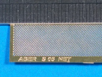 Siatka/kratka z prostokątnymi otworami o śr. 0,8 x 0,5 mm