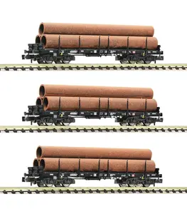 Zestaw 3 wagonów platform niskoburtowych z ładunkiem rur