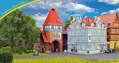 Hotel "Ritter" z bramą miejską - 125 lat Kibri