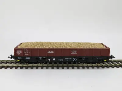 Ładunek jasnego żwiru do wagonu niskoburtowego 4-oś. l=123mm