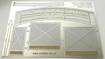 Brama z szyldem ROD kolejarz w skali 0