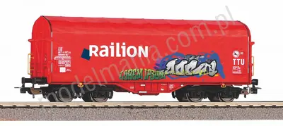Wagon towarowy z plandeką z graffitti